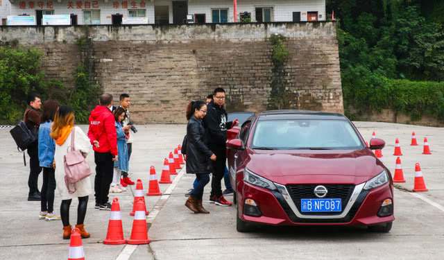 重庆天籁ProPILOT场地试驾，智能科技让出行更便捷