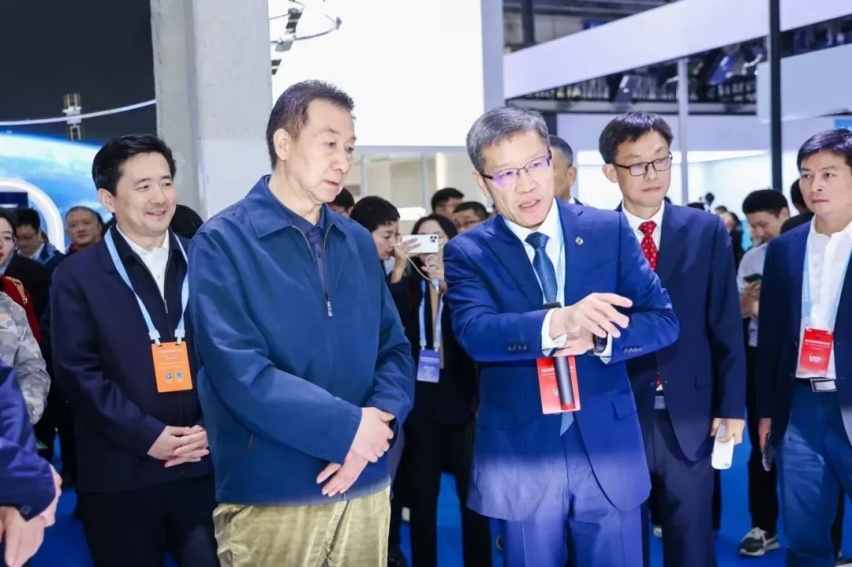 东风风神L7重磅亮相2024世界智能网联汽车大会