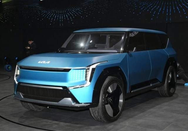 套用EV9前脸？定位小型电动SUV，起亚EV4海外谍照曝光