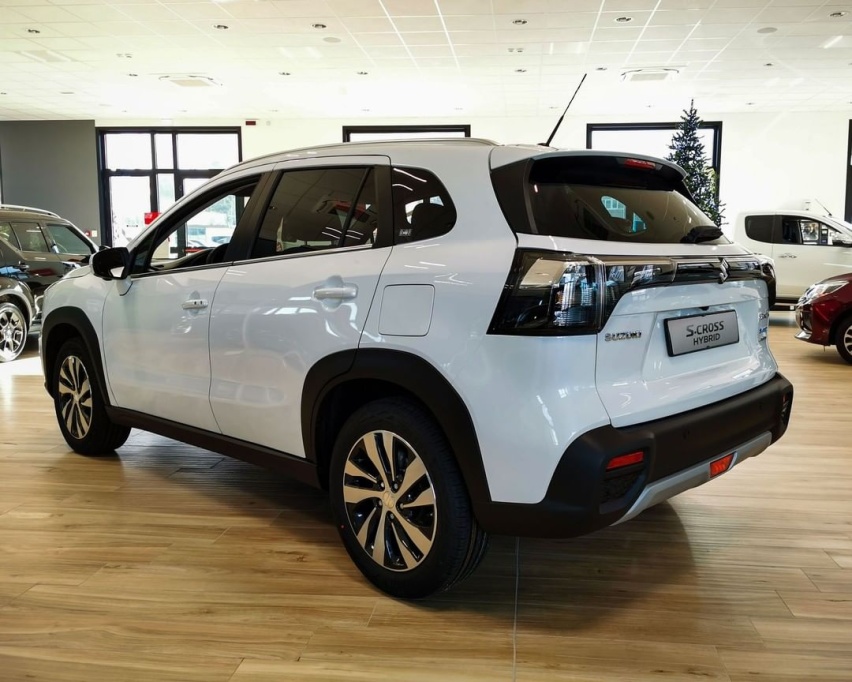似丰田RAV4！全新铃木S-cross海外实拍，造型硬朗，国产能大卖？