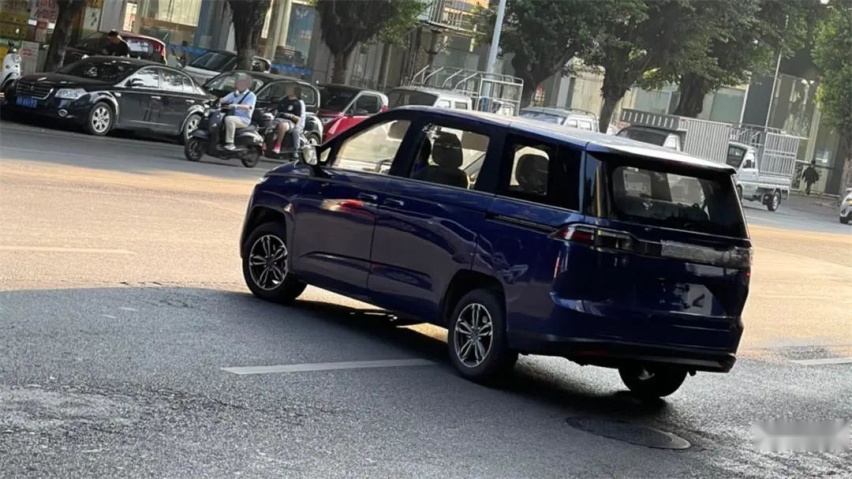打算换新车标？五菱全新MPV无伪装谍照曝光，双侧滑门就是好