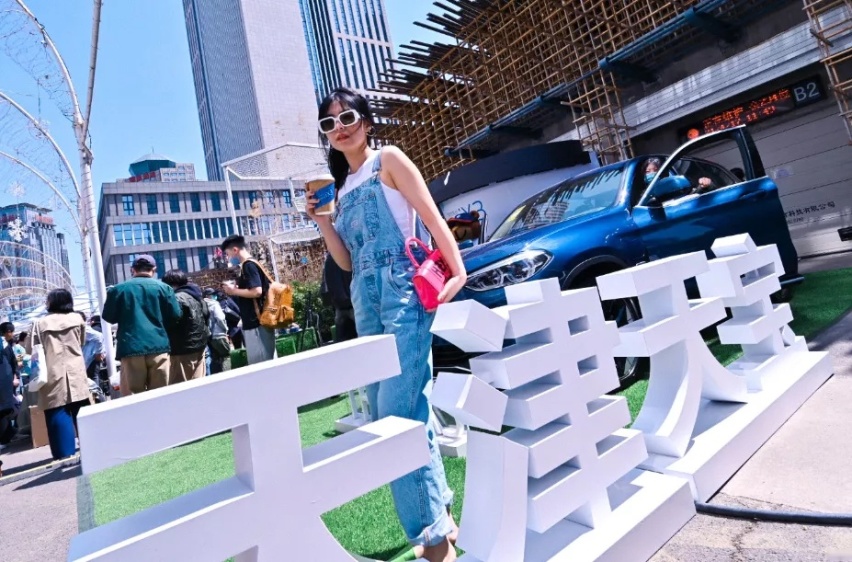 创新纯电动BMW iX3空降咖啡市集