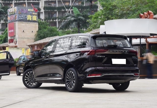 五菱又推新车，外观端庄，搭载2个VIP座椅+混动，开出门也体面
