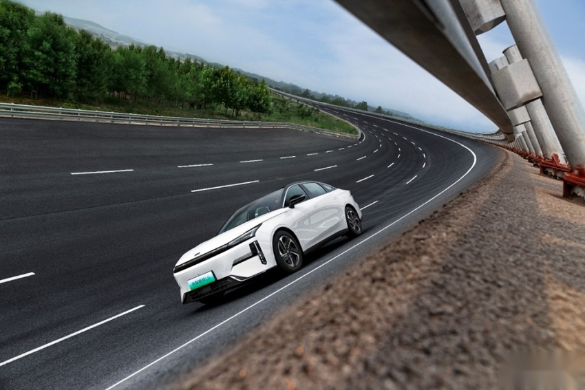 吉利银河L6进行6大性能测试：百公里加速6.3秒，极速可达247km/