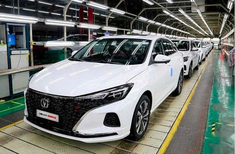 长安逸动PLUS加量降价，能否撼动吉利帝豪一哥地位？