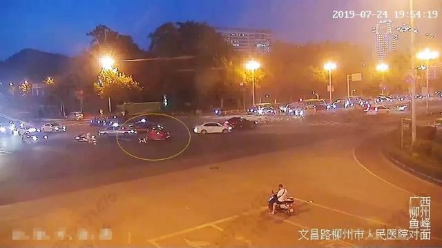 开车上路还能遛狗，究竟有哪些奇葩的交通违章让人毁三观？