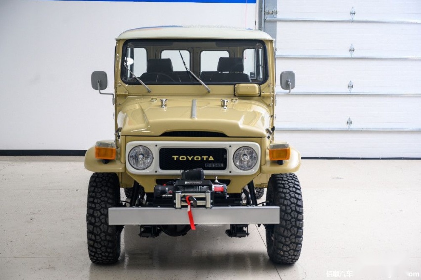 1980-toyota-land-cruiser-hj45-packs-modern-features-costs-more-than-a-lexus_2.jpg