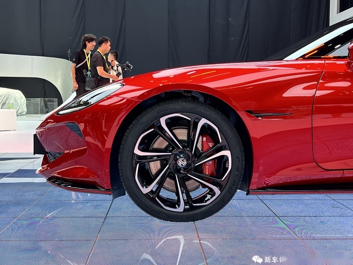 还买MX-5？剪刀门+敞篷，名爵Cyberster亮相成都车展