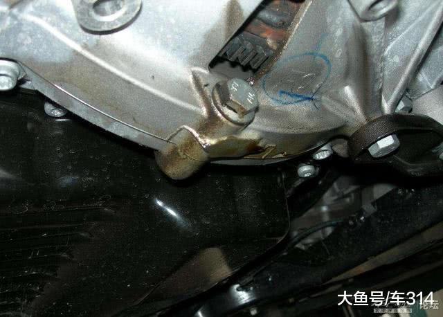 新买的66万奔驰 没出大门发动机就漏油 究竟是因为啥