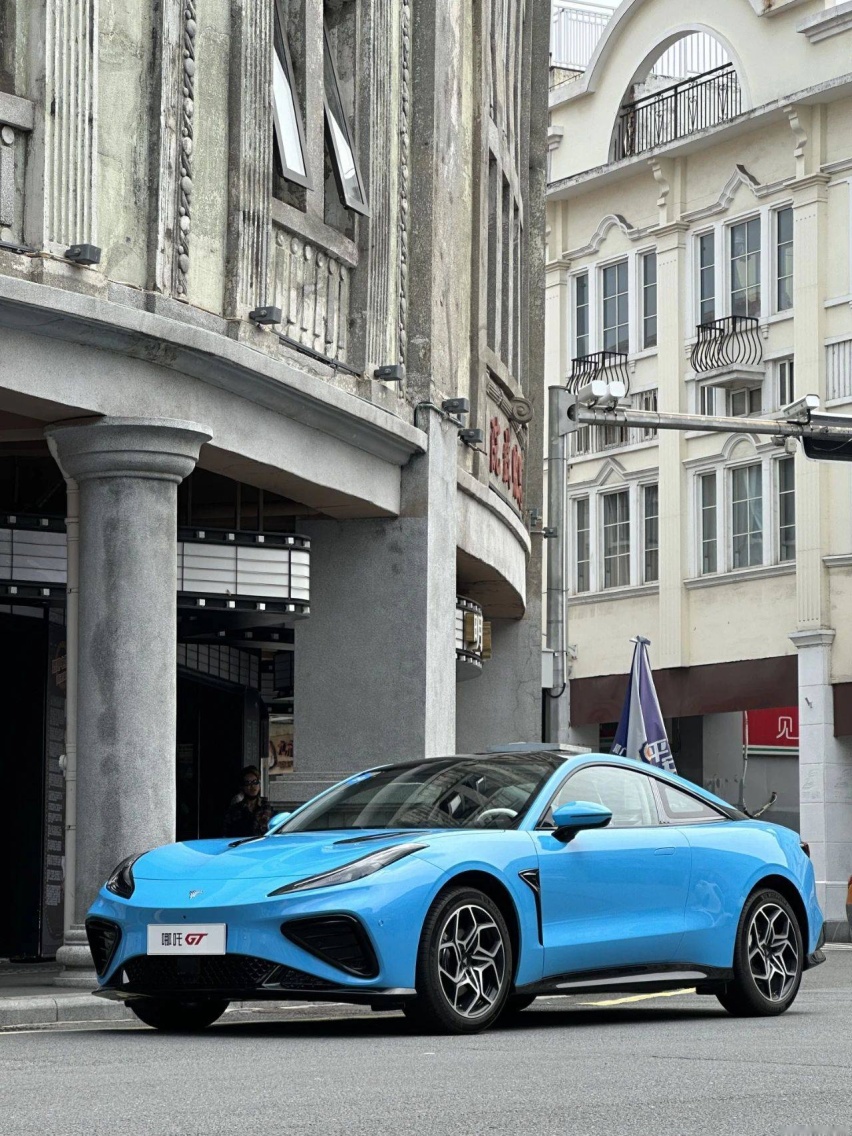 200万以内最好的跑车 出现在厦门街头 试驾哪吒GT