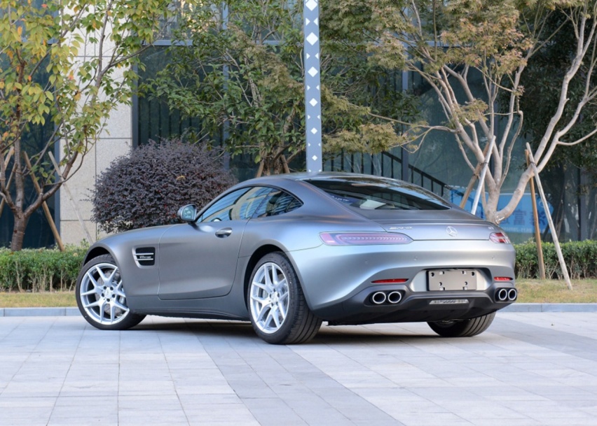 奔驰是如何征服操控粉的？用4秒破百的AMG GT，毫无压力