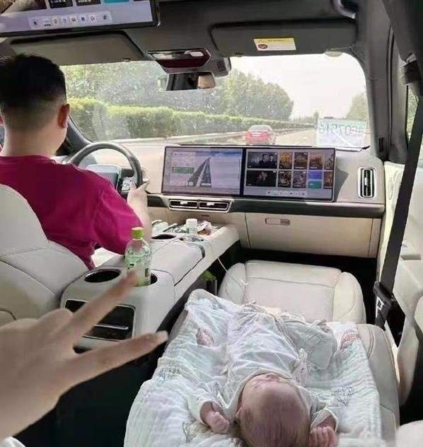 理想汽车又上热搜，网友：女王副驾虽好，但请勿忽视交通安全