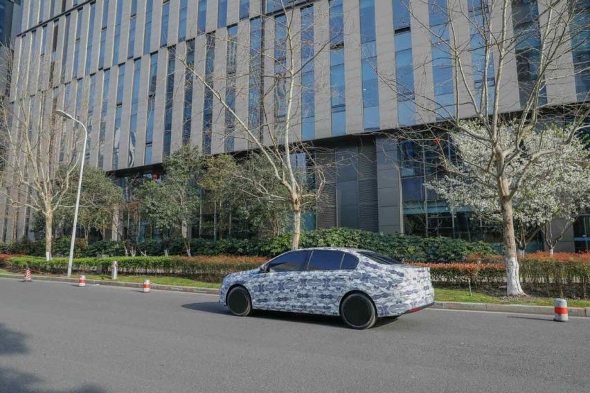 定位紧凑级，轮廓接近408，东风标致“全新”轿车谍照