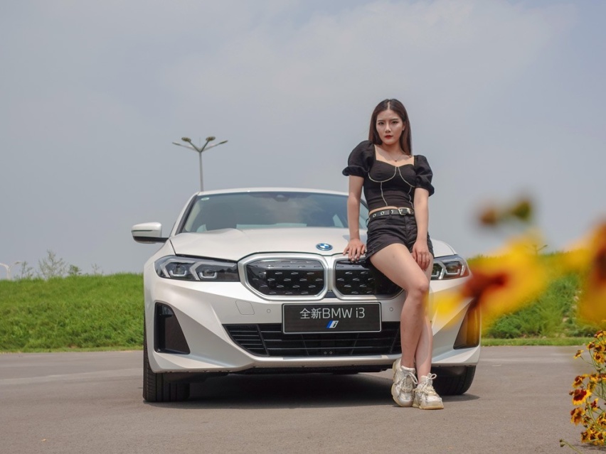 试驾宝马i3:车机体验好评 看美女依依如何驯服“电动猛兽”