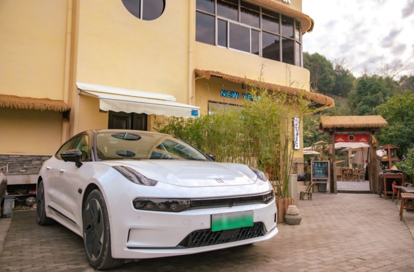 手握预算30万，选极氪001还是选特斯拉Model Y