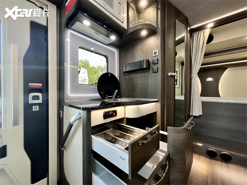 宇通C670双拓展房车，首家进口依维柯底盘打造，89.9万起