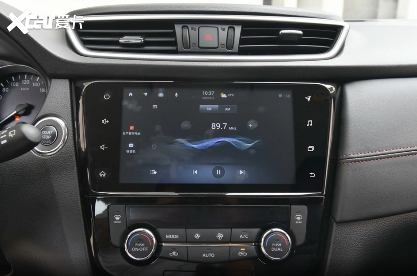 中确实属于普普通通,该车依旧沿用了传统仪表盘,搭配9英寸的中控屏