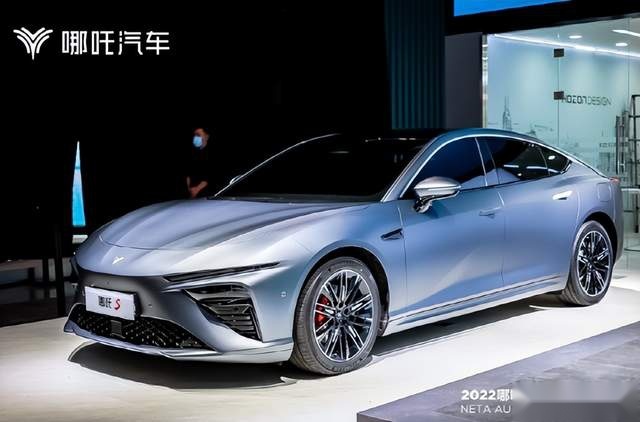 33.88万元,配“剪刀门”,哪吒S耀世版限量发售999台,手慢无
