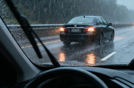 暴雨天车 “飘” 了？别踩刹车，稳住方向盘就对了