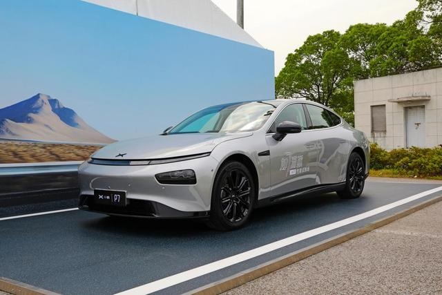 试驾｜4.3秒破百，智能轿跑小鹏P7单挑特斯拉Model S