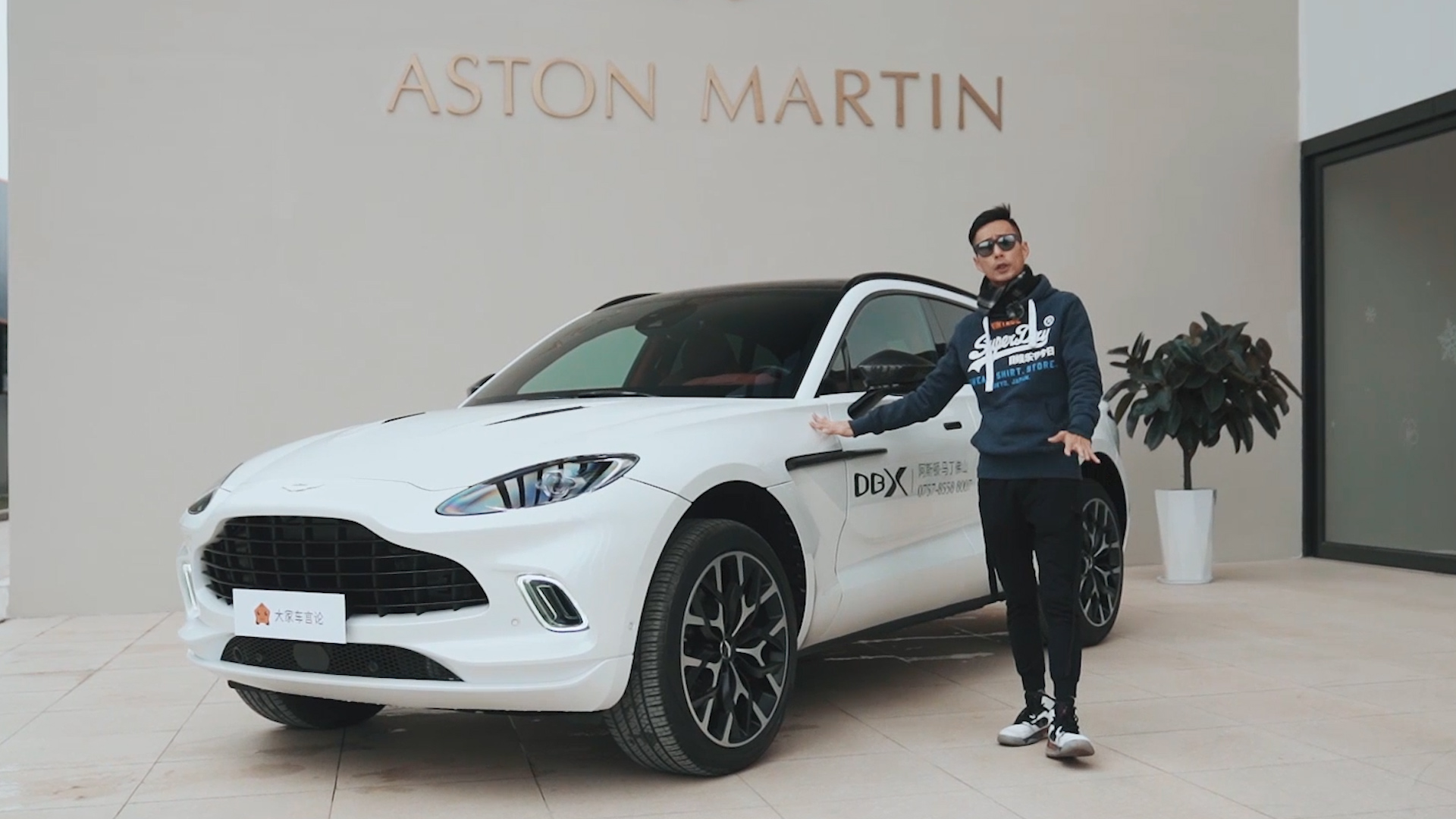 Ԭ��ԇ�{��˹�D�R��DBX�������ǰ�Ů�ɵĻ�����