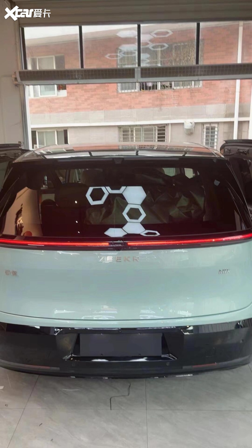 极氪mix实车现身,空间比肩别克gl8,配对开侧滑门 电动腿托-爱卡汽车爱