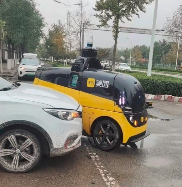 美团无人驾驶配送车与私家车发生碰撞 疑似美团全责