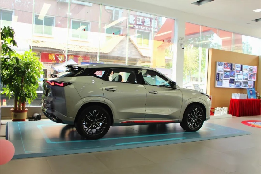 抢先实拍长安欧尚Z6，1.5T输出188马力，外观极科幻的大五座SUV