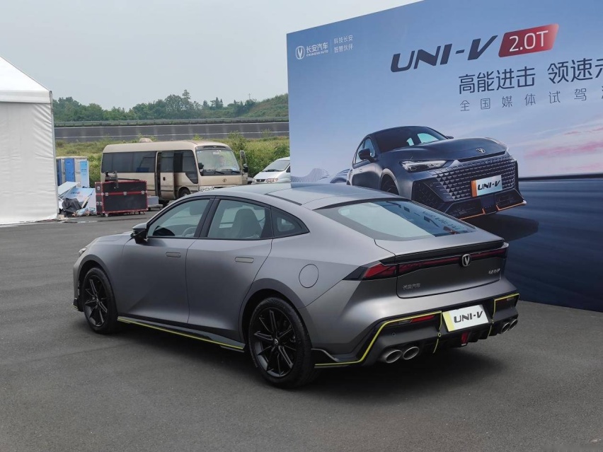 试驾官丨评测长安UNI-V 2.0T，国产运动轿车终于没有样子货了