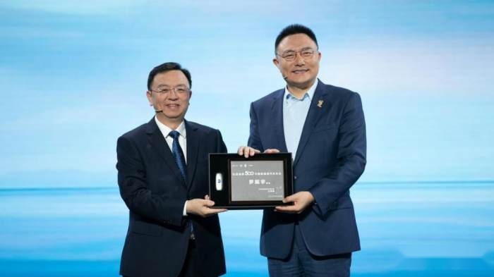 腾势N7作为比亚迪第500万辆新能源汽车 交付至得到App创始人罗振宇