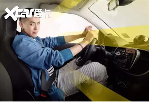 吴亦凡座驾这辆奔驰很抢镜
