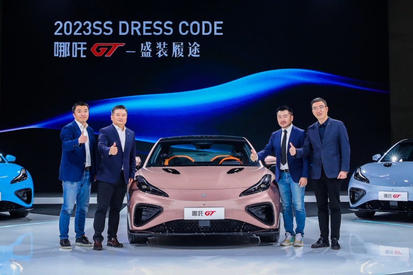 哪吒GT携手荷兰女王专属设计师 发布中国首个SS DRESS CODE