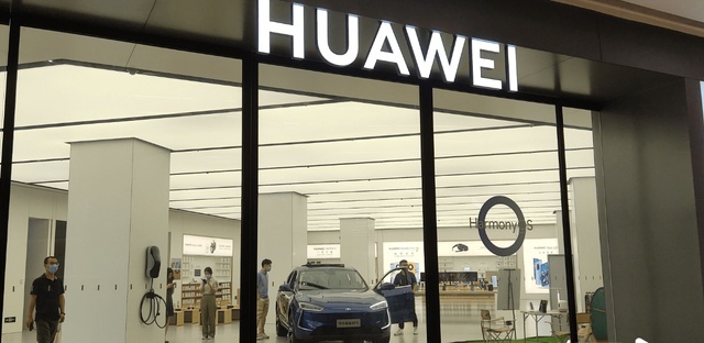 华为智界第二款车曝光，对标特斯拉Model Y，有戏吗？