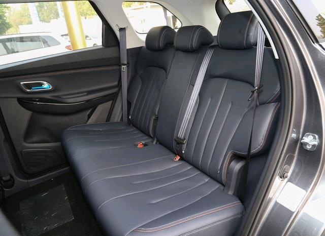 7万买低配桑塔纳？看看新款中型SUV，1.5T狂甩178马力