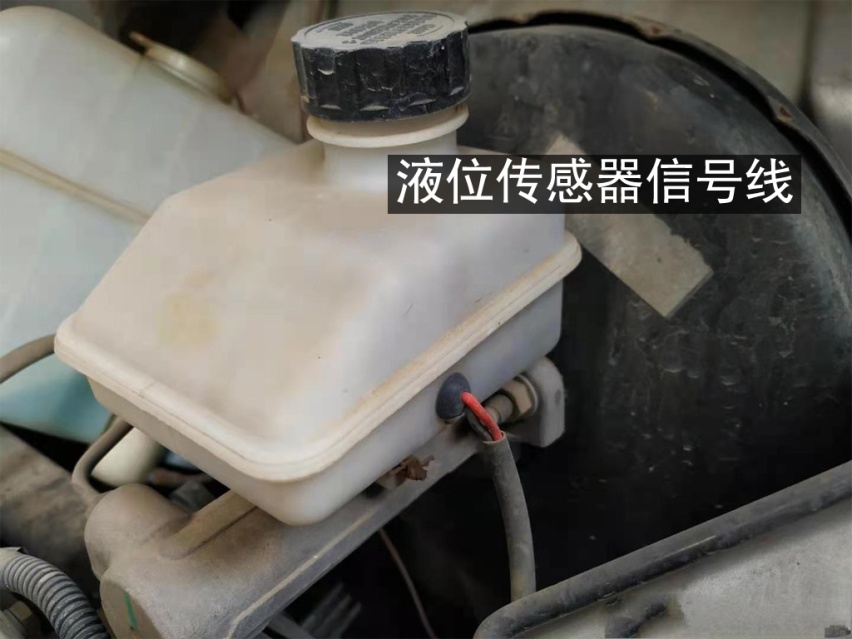 手刹灯一直亮，新手认为是开关坏了，只有老司机才明白有多危险