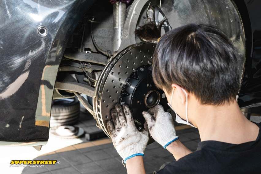 奔驰E级更换Brembo HP2000刹车片CZV打孔刹车盘