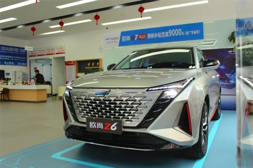 抢先实拍长安欧尚Z6，1.5T输出188马力，外观极科幻的大五座SUV