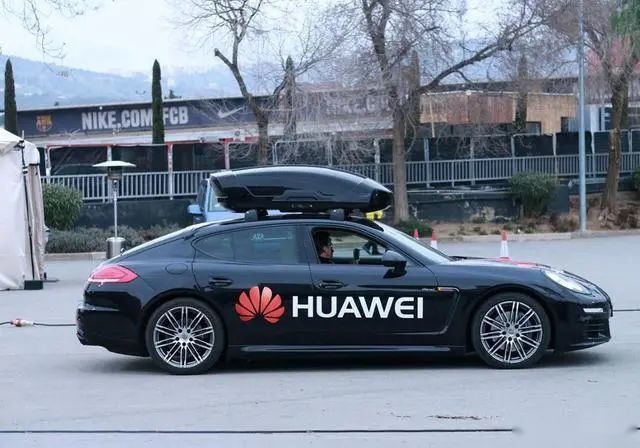 all in的小米与inside的华为，为何选择了不同的方向
