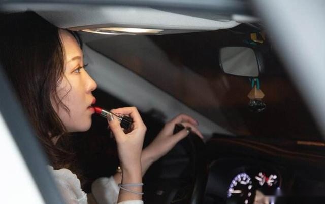 盘点女性开车时的6大致命习惯，快来看看你中招了没