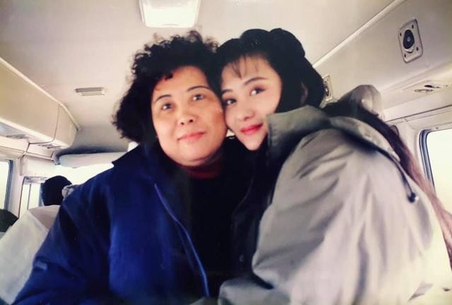 陈德容晒与妈妈合照，发文回应离婚一事：家人是永远的支持！