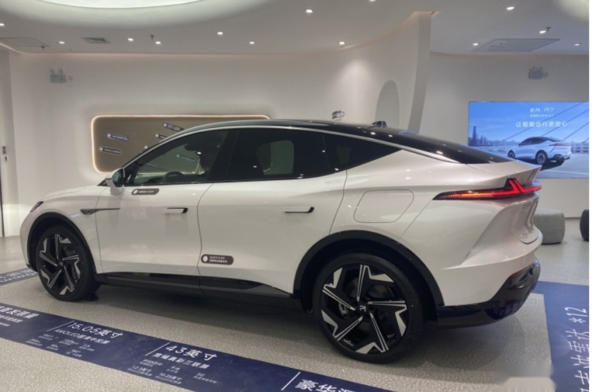 探店实拍飞凡R7，外形像大号Model Y，巨幕大屏很震撼