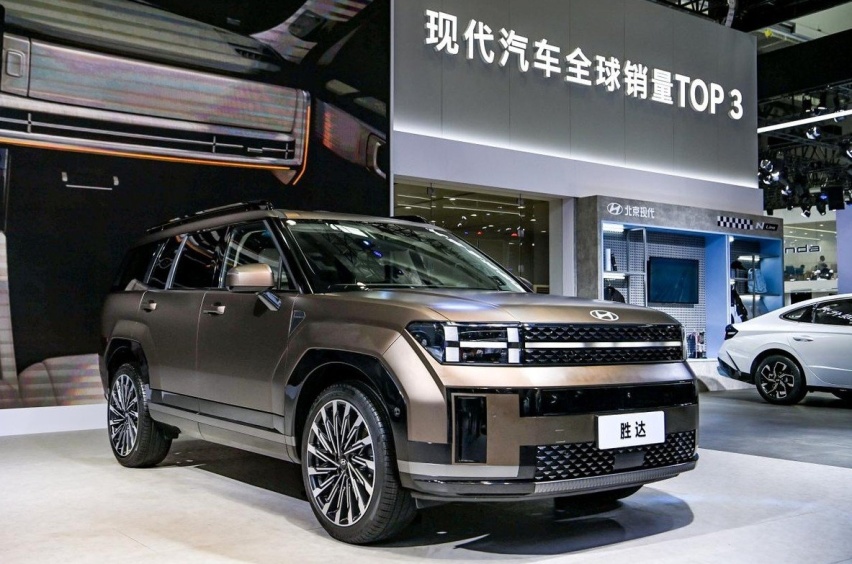 现代全新胜达实车已到店，“路虎卫士”既视感，搭2.0T+8AT