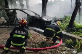 撞树！广州一特斯拉撞树后自燃 耗时约2小时扑灭火灾 车身烧成空架