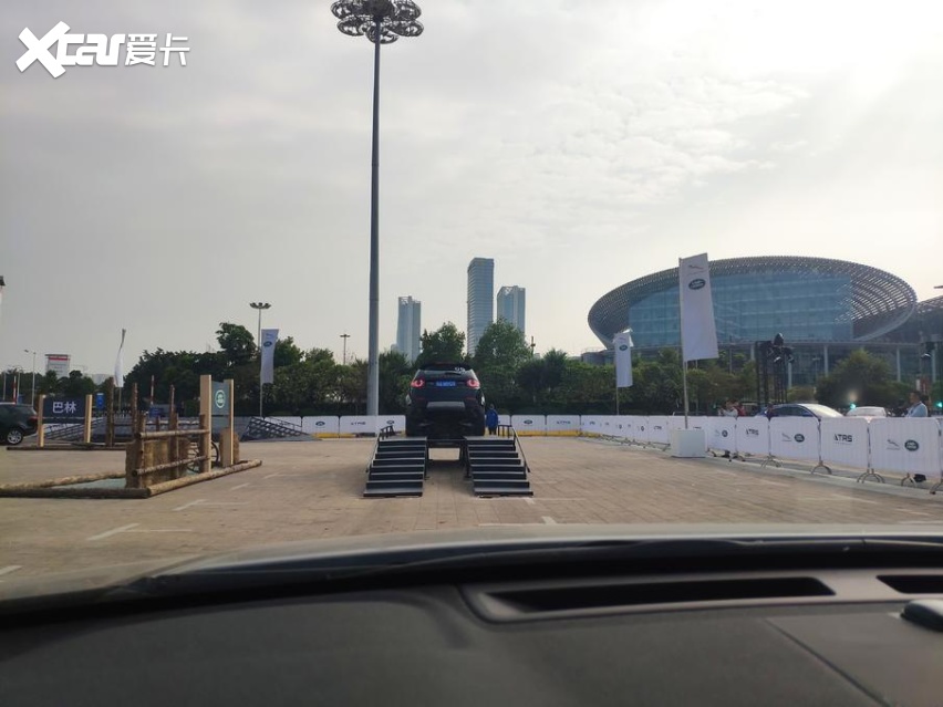 路虎为何能叫“纯爷们”座驾？试过“ATRS全地形科技”就懂了