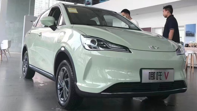 新款哪吒V提车要等2月,8万能拿下400公里续航,该买吗?