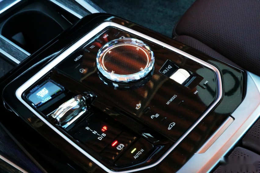 强者的自我颠覆 试驾宝马i7 xDrive60L