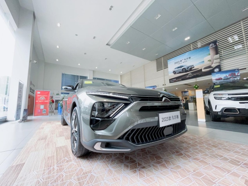 探店|2023款凡尔赛C5 X，入门即豪华，14.37万起售