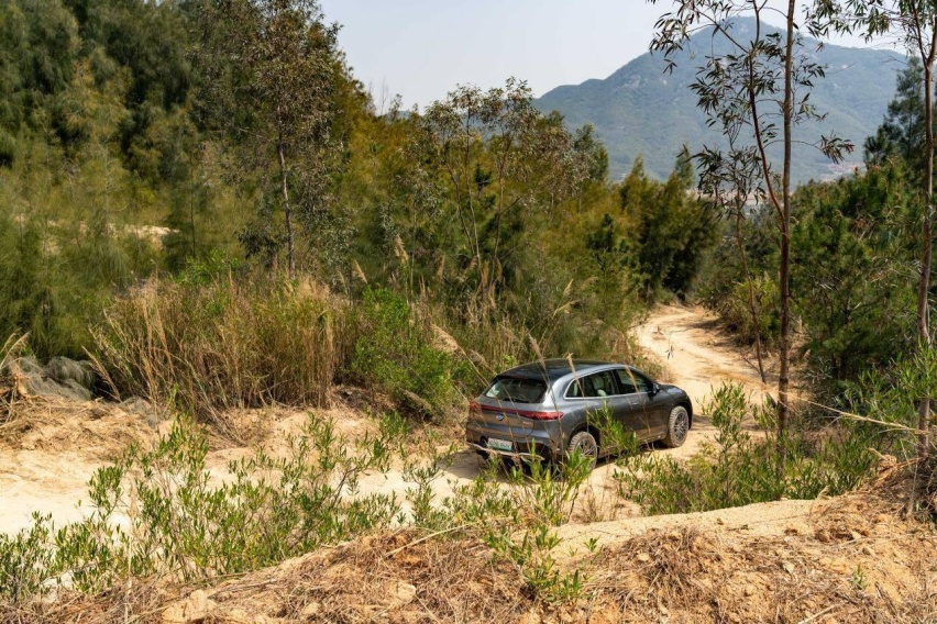 越野赛道小试EQS SUV：什么叫豪华越野体验