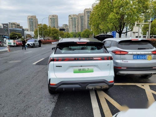 吉利银河L7首款智能电混SUV——银河L，pk比亚迪宋plusdmi