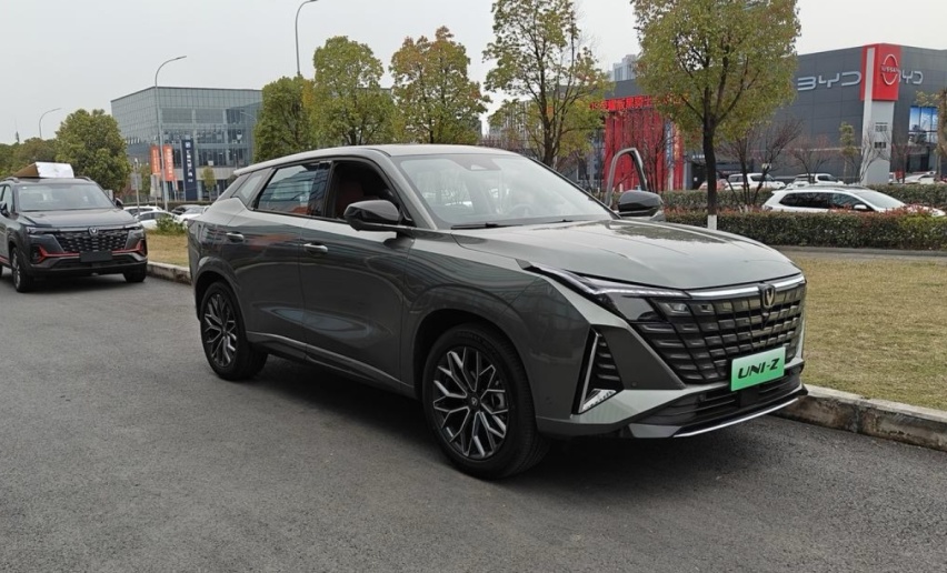 长安UNI-Z实车到店，大过宋PLUS DM-i，油耗5.15L
